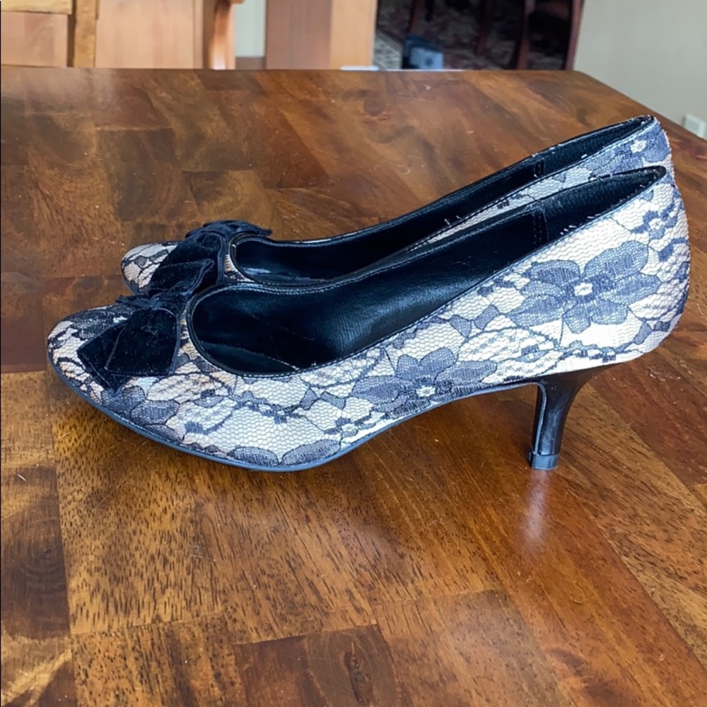NWT Fioni Lace High Heels